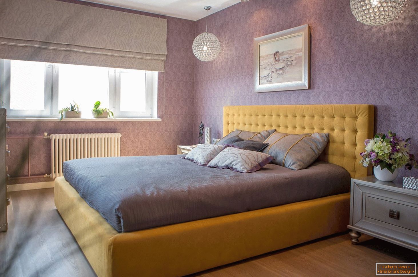 Žuti krevet u ljubičastom interijeru