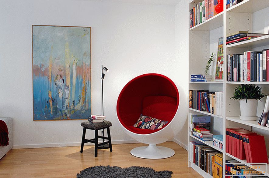 Okrugla stolica i stalak za knjige