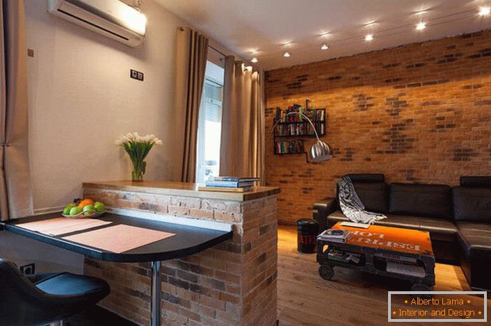 U dizajnu jednosobnog stana u potkrovlju koriste se tople boje bež. U obiteljskom toplom interijeru - neobičnom rješenju za potkrovlje.