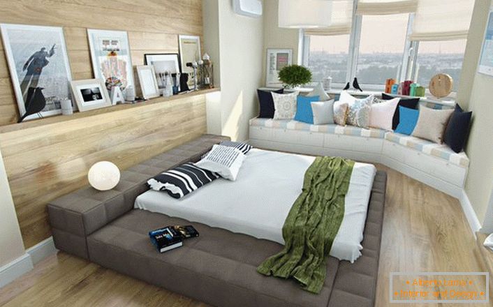 Zanimljivo rješenje za spavaću sobu u skandinavskom stilu je mali kauč pod prozorom, ukrašen svijetlim jastucima. 