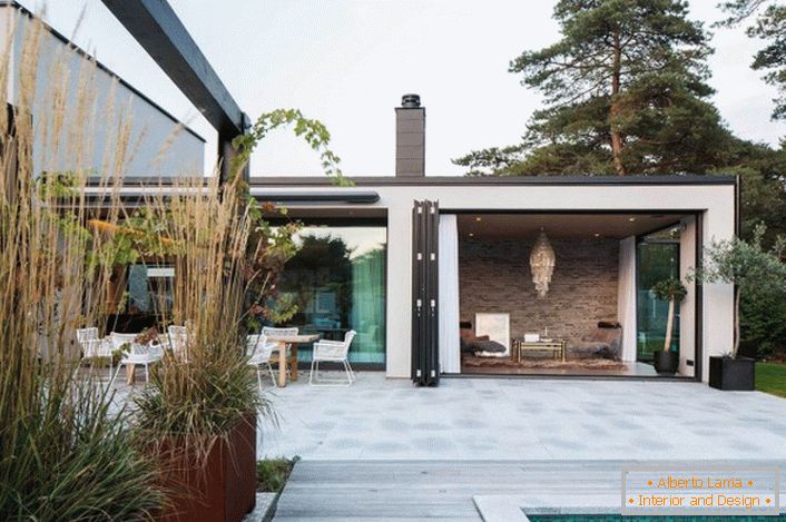 Otvorite verandu u kući s konceptualnim namještajem u high-tech stilu.