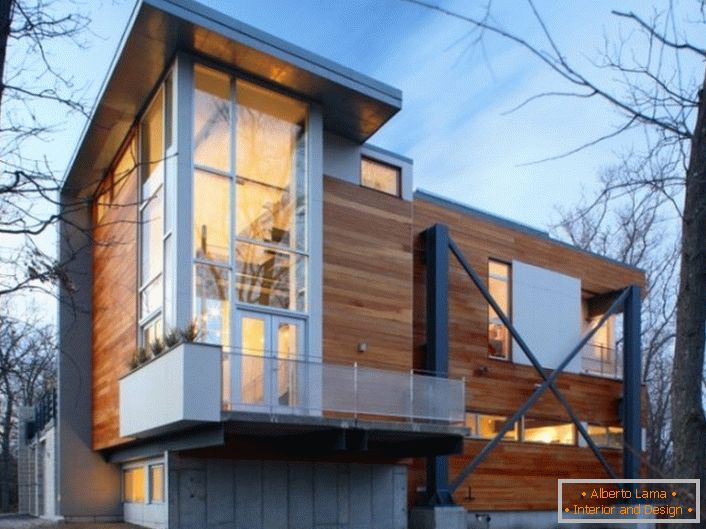 Drvene zidove kuće su u high-tech stilu s elegantnim plastičnim panoramskim prozorima.