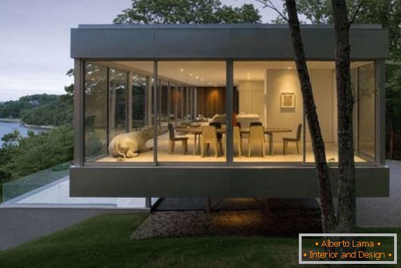 Moderna privatna kuća s prozirnim zidovima
