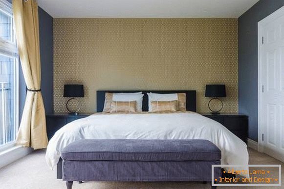 Interijer spavaće sobe u modernom stilu i žuto-plavim tonovima