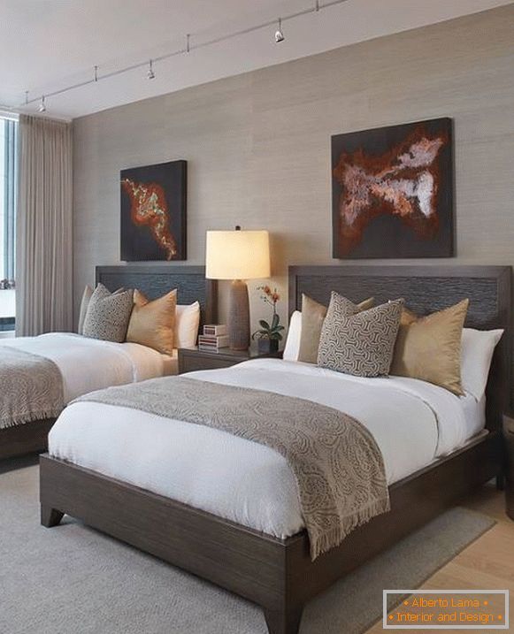 Spavaća soba u modernom stilu s dva kreveta
