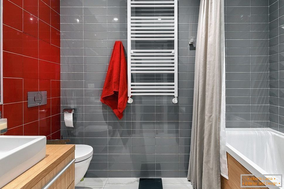 Crveno-sivi zidovi u kupaonici