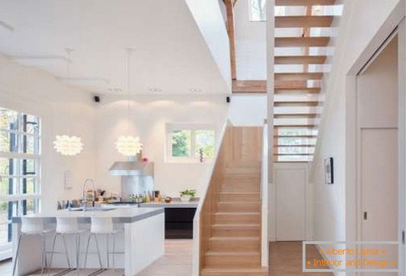 Dizajn i kuhinja interijera u privatnoj kući s velikim prozorom