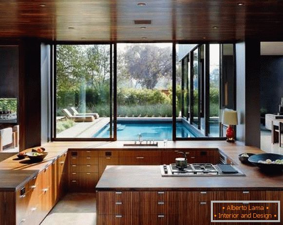 Interijer kuhinje s prozorom iznad radne ploče u privatnoj kući