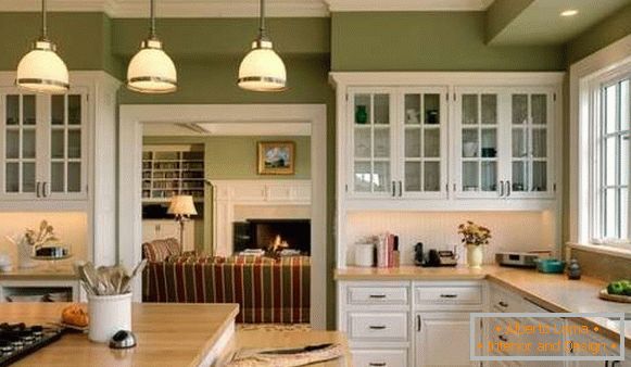 Dizajn i unutarnja kuhinja u privatnoj kući u zelenim tonovima