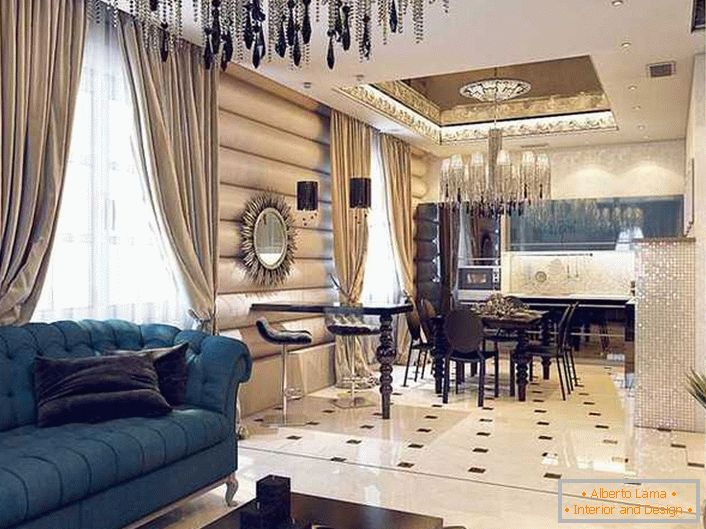Pompozna unutrašnjost stana u stilu Art Deco ukrašena je teškim zavjesama guste tkanine i stropnog lustera s velikim brojem malih, tankih lanaca. 