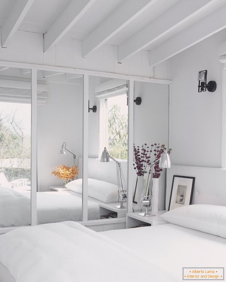 Ogledalo u modernom interijeru bijele spavaće sobe