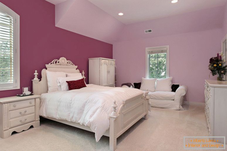 Djevojka je ružičasta spavaća soba u luksuznom predgrađu