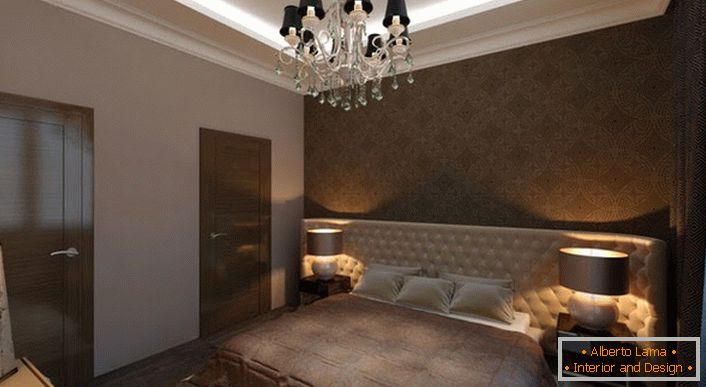 Spavaća soba u Art Deco stilu s pravom rasvjetom. Prigušena svjetlost stvara atmosferu privatnosti i romantike u sobi.