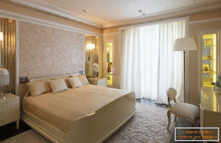 Spavaća soba u svijetlim bež boje s velikim krevetom savršena je za odmor i spavanje. Projektiranje je ispravno. U skladu s art deco stilu, odabrana je ekskluzivna rasvjeta.