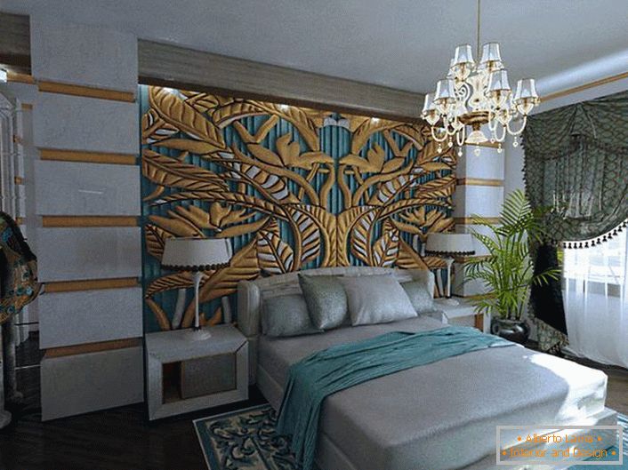 Šarmantna, ekskluzivna ploča od smaragdno-zlata na glavi kreveta kombinira se s elementima dekora. Spavaća soba u stilu art deco-royal apartmana u uobičajenom stanu.