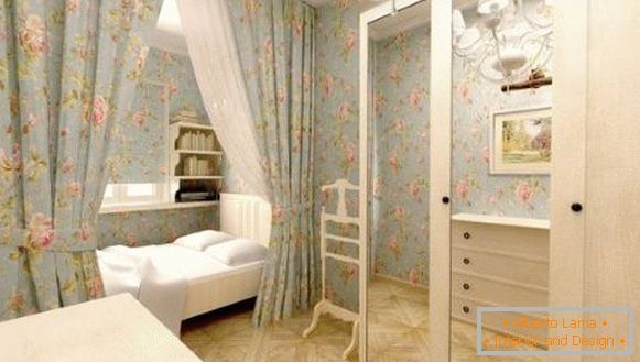 Ormar u spavaćoj sobi u stilu Provence s ljuljačkama