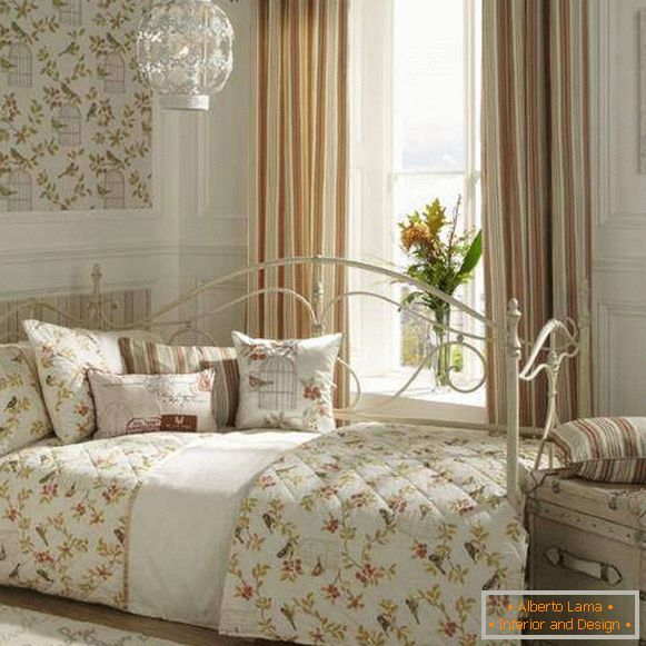 Moderan dizajn spavaće sobe je šik šik s kaučom od kovanog željeza