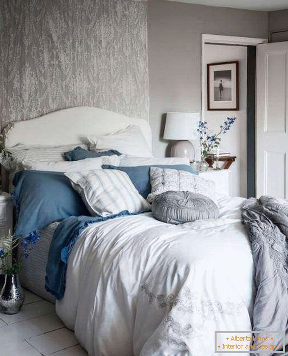Šarmantna soba Shebbie s sivim zidovima, bijeli i plavi dekor