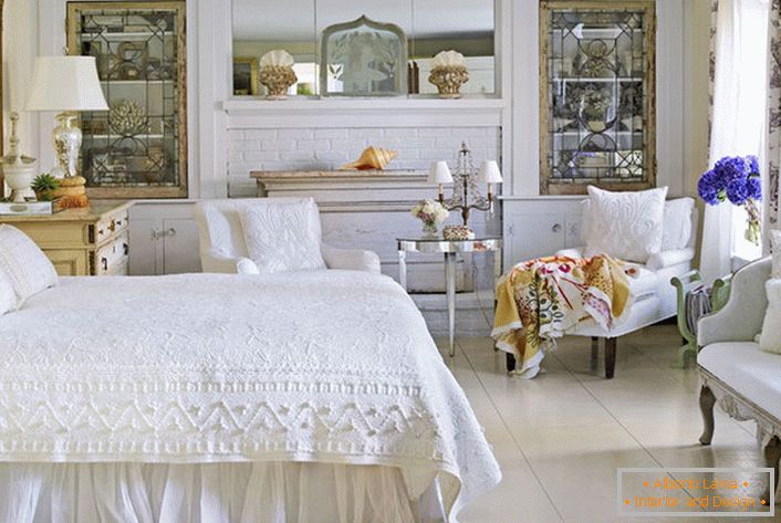 Bijela spavaća soba u seoskom stilu u kući na sjeveru Moskve regije.