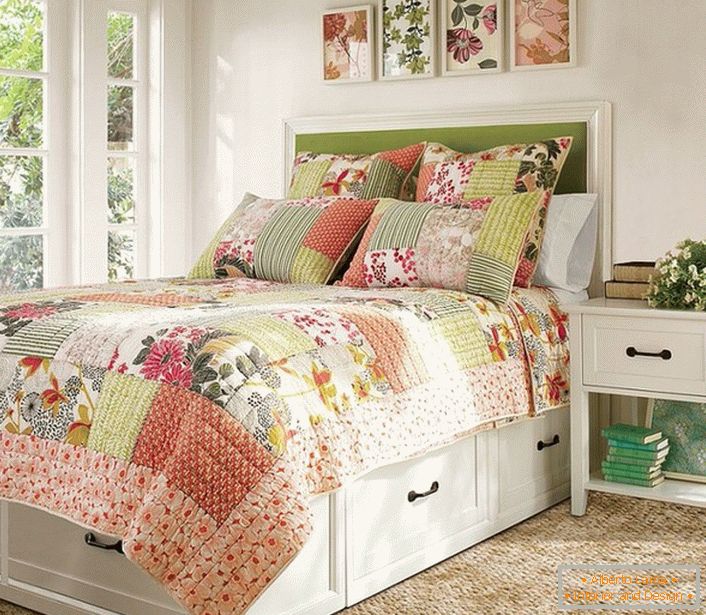 U skladu sa stilom zemlje odabiru se dekorativni elementi za spavaću sobu. Jastuci i plaid u stilu