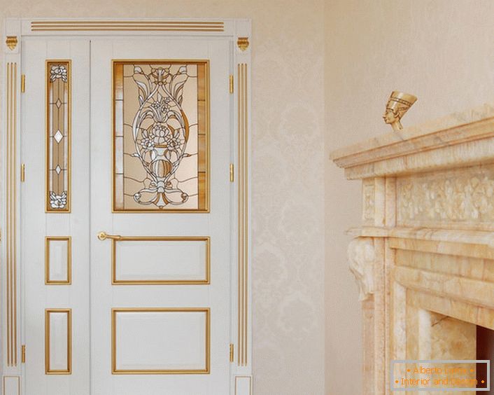 Dizajn vrata u secesijskom stilu umjereno je suzdržan i profinjen. Bijela boja platna skladno se kombinira sa zlatnim dekorativnim detaljima.