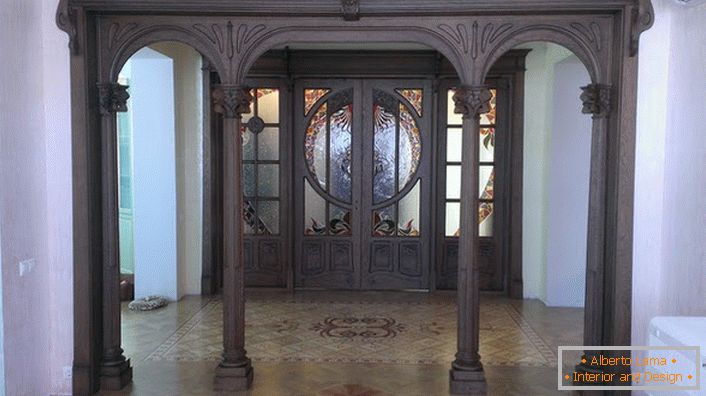 Ulazna vrata u secesijskom stilu izrađena su od tamne šume skupe drva. Dvorana kompletna s takvim vratima izgleda svečano i pomodljiva. 