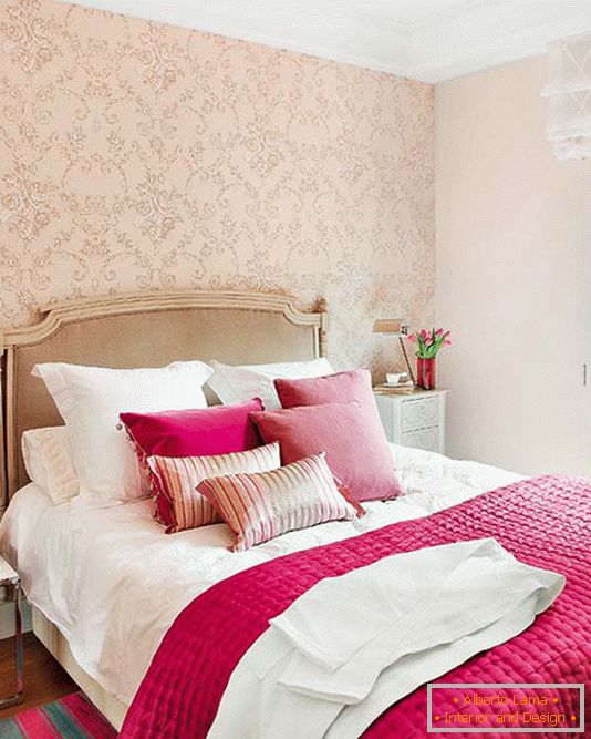 Kombinacija svijetle ružičaste i šampanjca u dizajnu kreveta