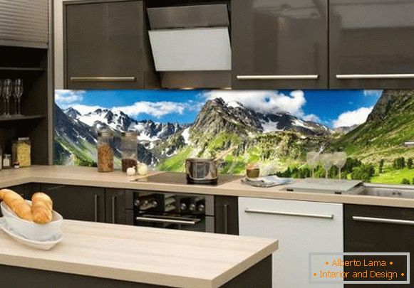 Staklena pregača za kuhinju s pejzažom - fotografija u unutrašnjosti