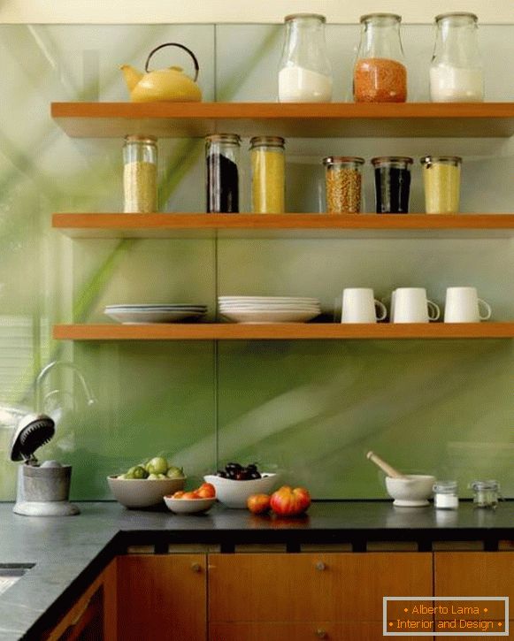 Fotografija kuhinje s prozirnom staklenom pregačom
