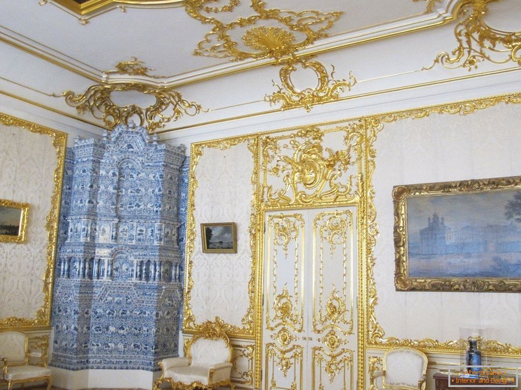Bijela unutrašnjost sobe s zlatnim uzorcima
