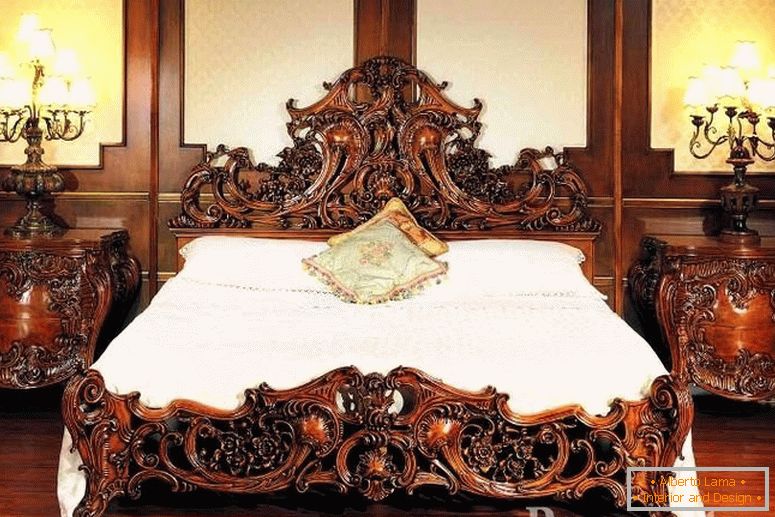 Drveni noćni ormarići i krevet s uklesanim uzorcima