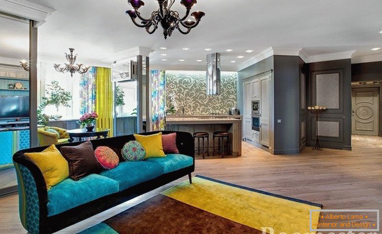 Sofa i tepih s više boja u sobi