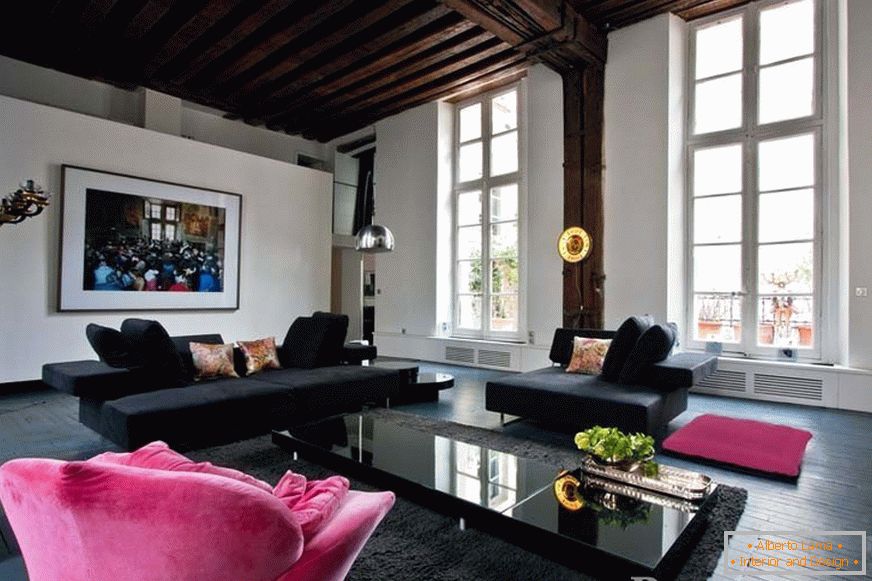 Crni sofe i ružičasti naslonjač u sobi