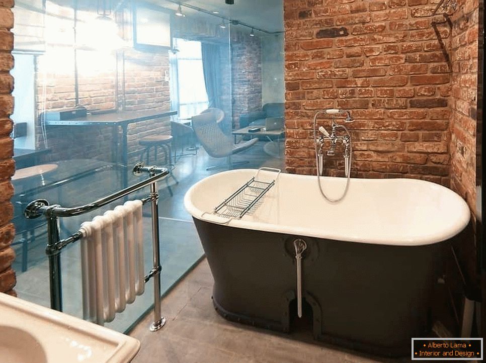 Luksuzna kupaonica s staklenim zidom u stilu grunge stila