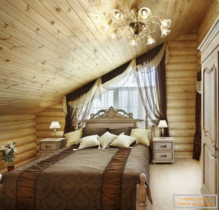 Neobično rješenje za spavaću sobu u stilu zemlje. Na royally mekom krevetu, stvoren na motivima baroka, izvrsno izgleda u općem seoskom konceptu interijera.