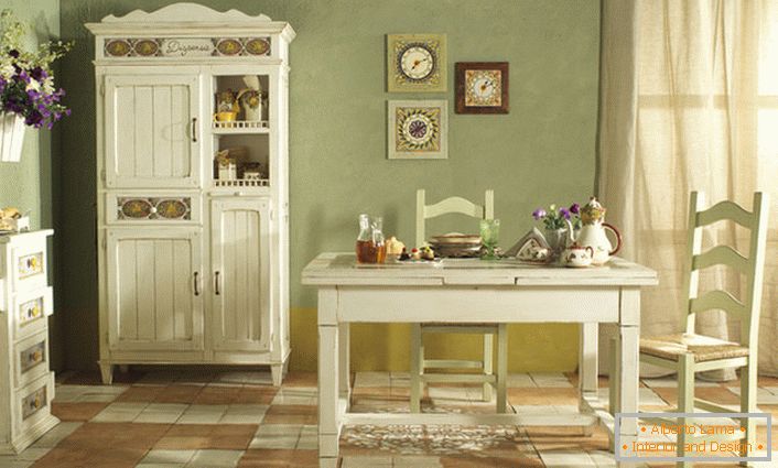 Ugodna kuhinja u seoskom stilu izvodi se u bijeloj i nježnoj maslinovoj svjetlosti. Savršena kombinacija boja za rustikalni stil.