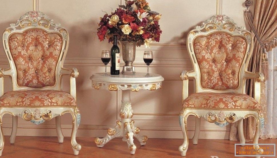 Vino na stolu i elegantne stolice
