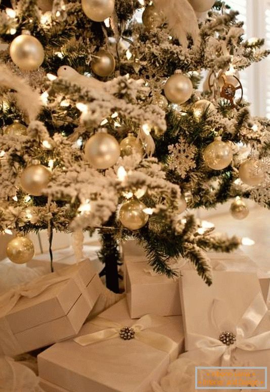 Božić-stablo-u-bijelom-ukrasa