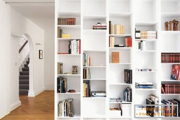 Bijela ladica za knjige ugrađena u zid