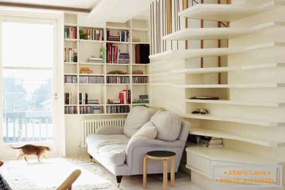 Moderne police za knjige u dnevnoj sobi privatne kuće