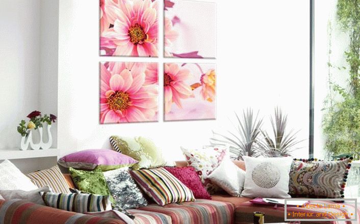 Sve više i više puta vlasnici stana odlučuju za unutarnji dizajn slike s cvjetnim ispisom. Lagano ružičaste latice čine atmosferu u sobi romantičnom i jednostavnom. 