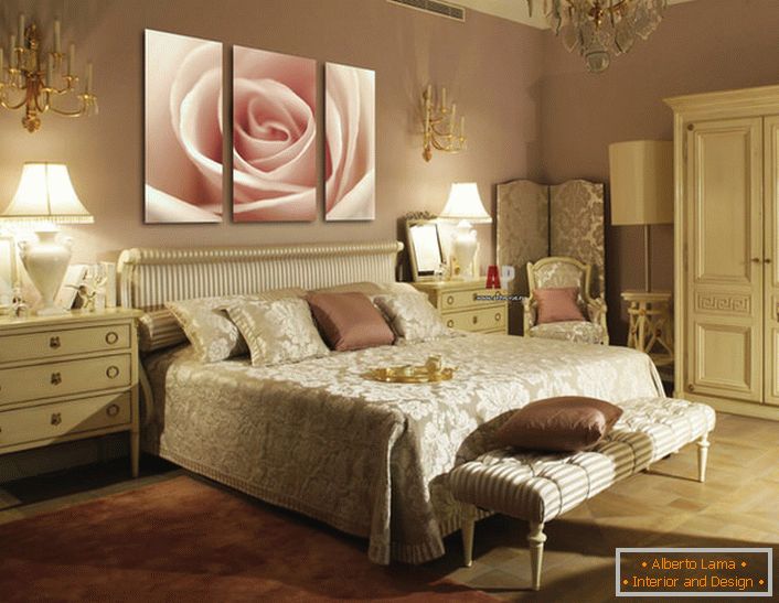 Pupu blijedo ružičaste ruže na modularnim slikama nadopunjuje luksuzni interijer spavaće sobe u Art Deco stilu.