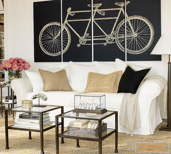Dnevna soba u skandinavskom stilu ukrašena je modularnim slikama koje prikazuju bicikl. Nije preopterećen smislom, dizajn čini cjelovit dizajn. 