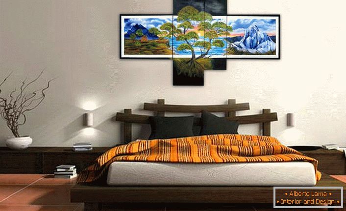 Spavaća soba u orijentalnom stilu ukrašena je modularnim slikama koje se vagaju na glavi kreveta.