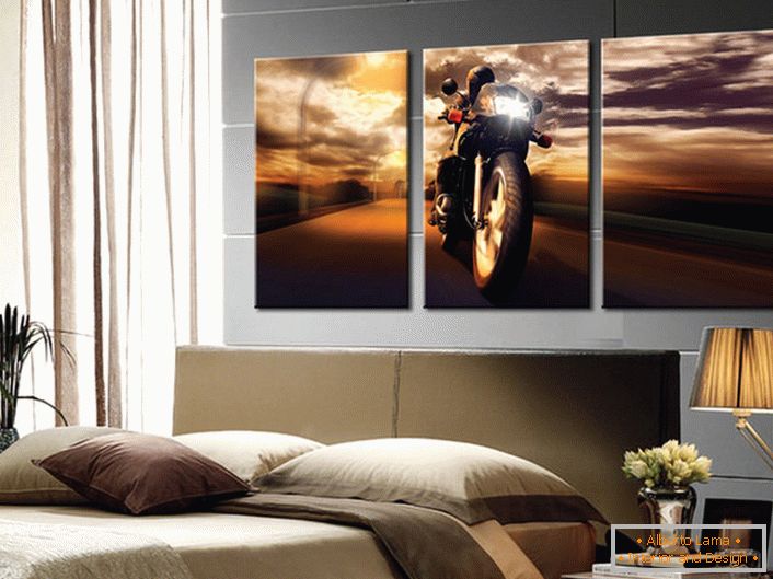 Spavaća soba mladog prvostolnika ukrašena je modularnom slikom na kojoj je prikazan motociklist.
