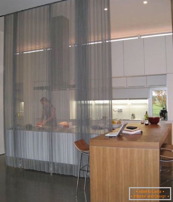 Prozirne zavjese u unutrašnjosti kuhinjske fotografije