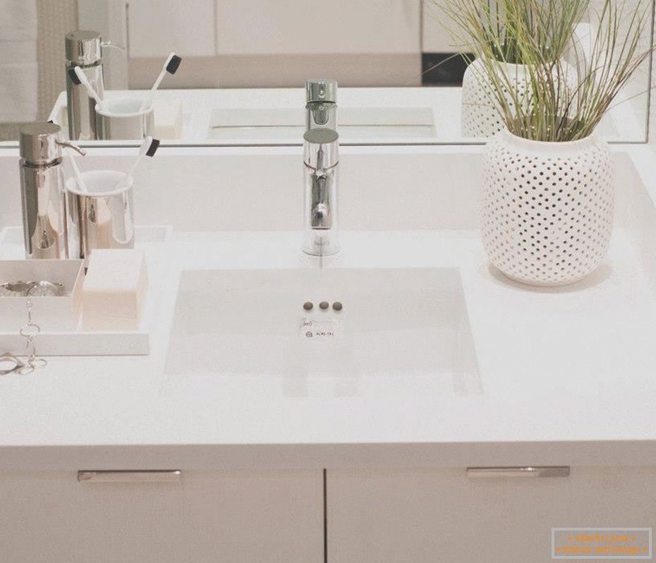 Bijeli sudoper s zrcalom u kupaonici