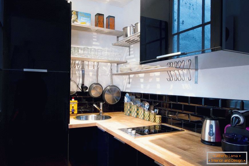 Kuhinja malog studio apartmana u Parizu