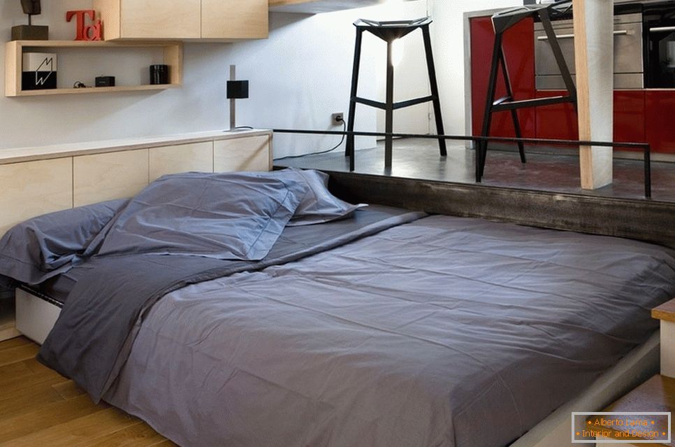 Dvokrevetni krevet u maloj sobi