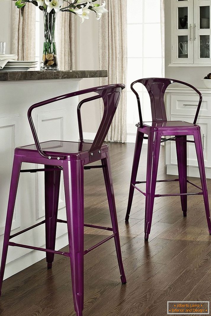 __originalnye-bar-stolice-svijetle boje-u-kuhinji-unutarnja-17